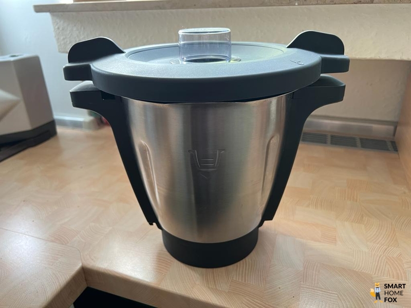Man sieht den Mixtopf des Monsieur Cuisine.